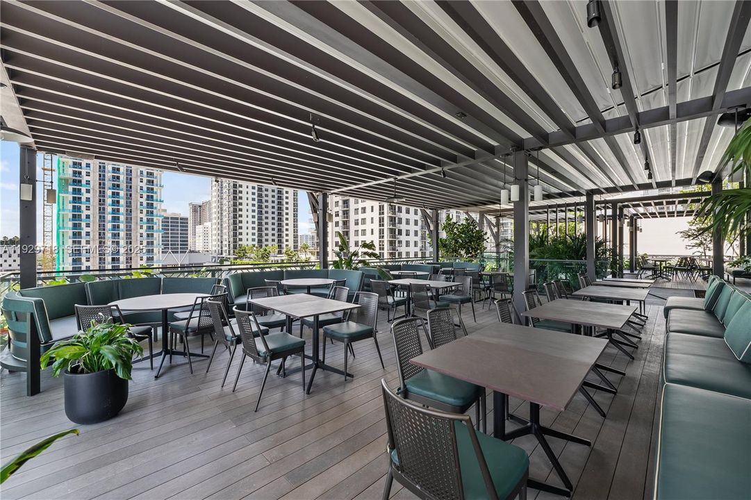 For Sale: $560,000 (1 beds, 1 baths, 584 Square Feet)