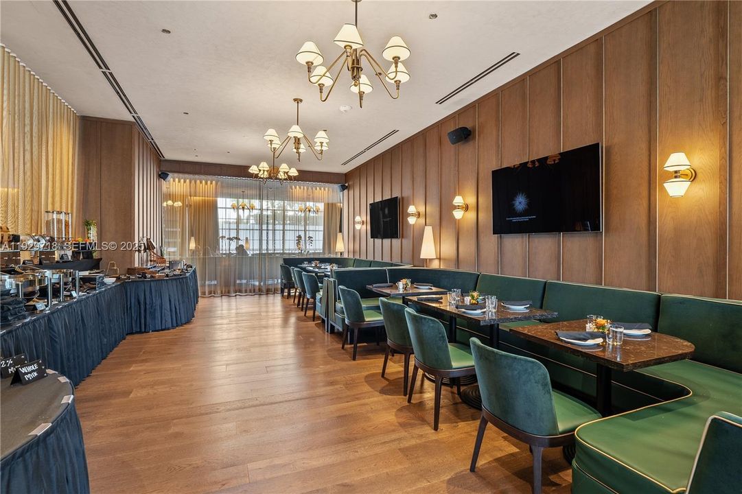 For Sale: $560,000 (1 beds, 1 baths, 584 Square Feet)