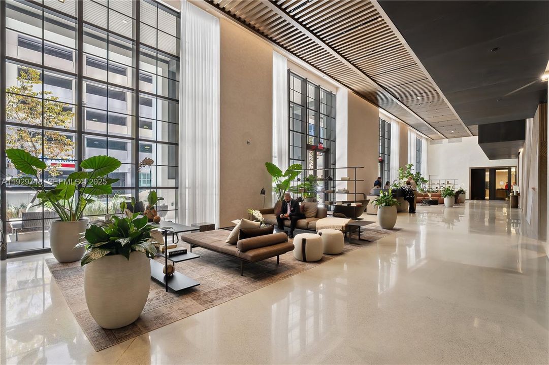 For Sale: $560,000 (1 beds, 1 baths, 584 Square Feet)