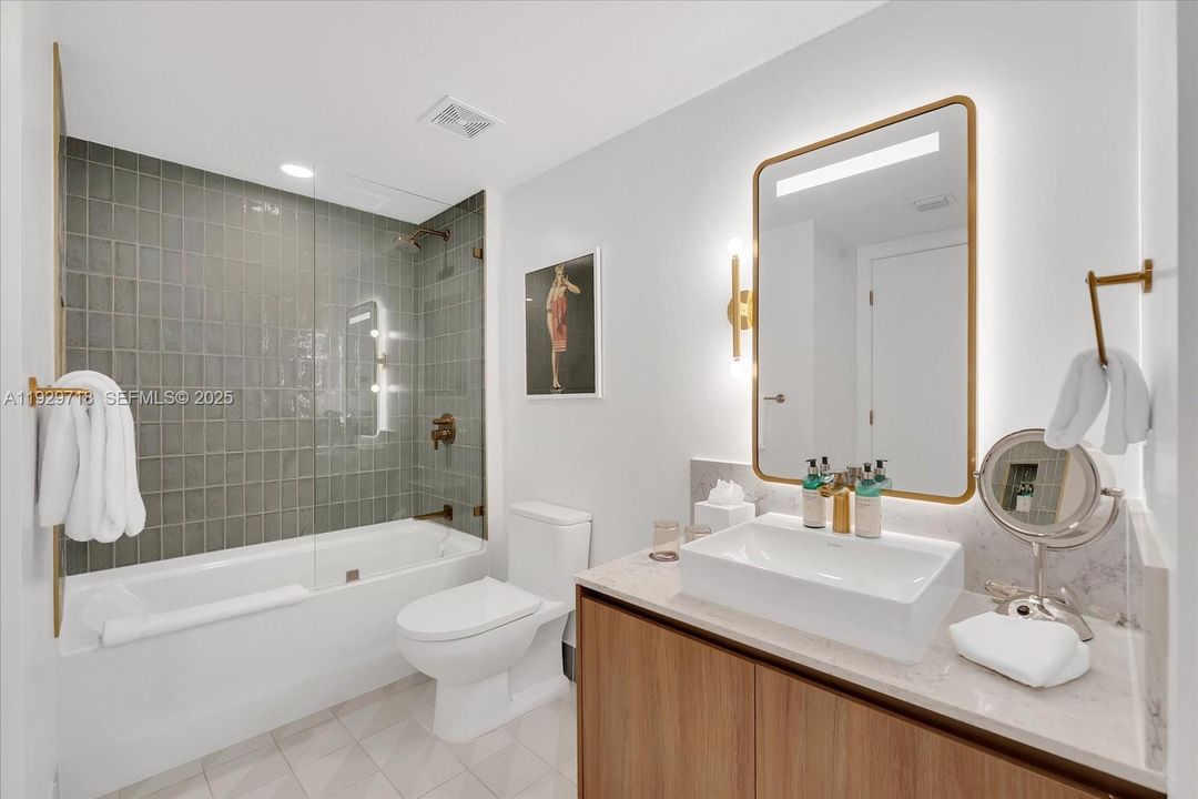 For Sale: $560,000 (1 beds, 1 baths, 584 Square Feet)