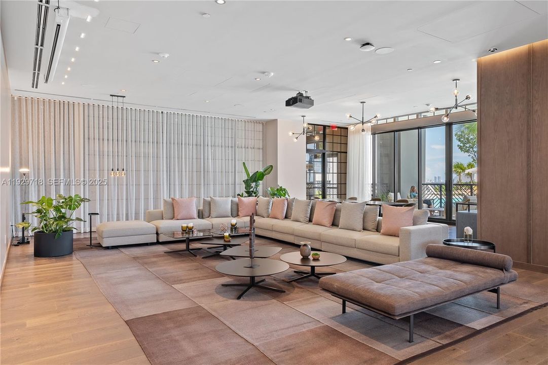 For Sale: $560,000 (1 beds, 1 baths, 584 Square Feet)