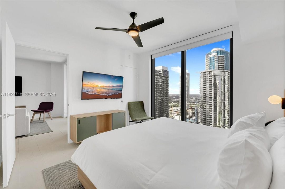 For Sale: $560,000 (1 beds, 1 baths, 584 Square Feet)