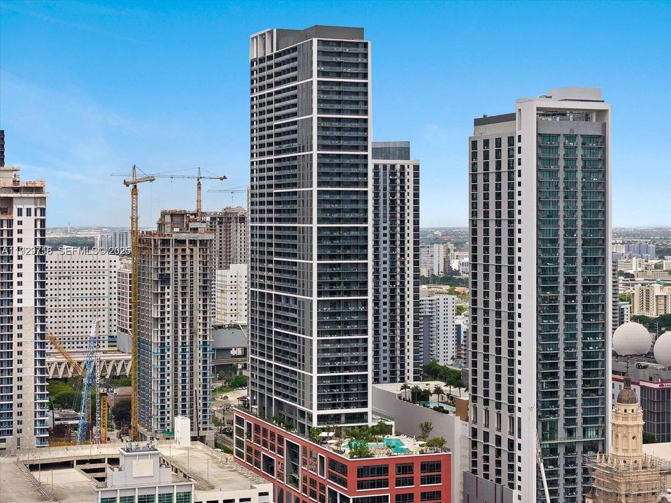 For Sale: $560,000 (1 beds, 1 baths, 584 Square Feet)