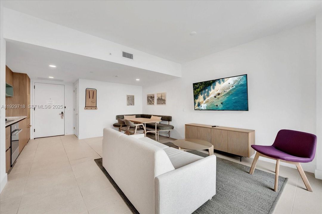 For Sale: $560,000 (1 beds, 1 baths, 584 Square Feet)