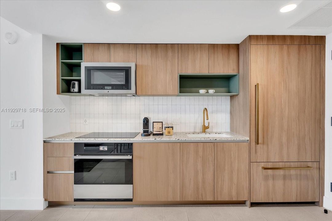 For Sale: $560,000 (1 beds, 1 baths, 584 Square Feet)