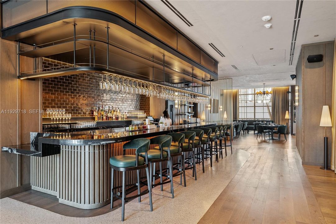 For Sale: $560,000 (1 beds, 1 baths, 584 Square Feet)