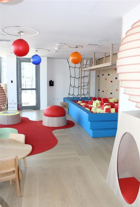 For Rent: $5,000 (1 beds, 1 baths, 839 Square Feet)