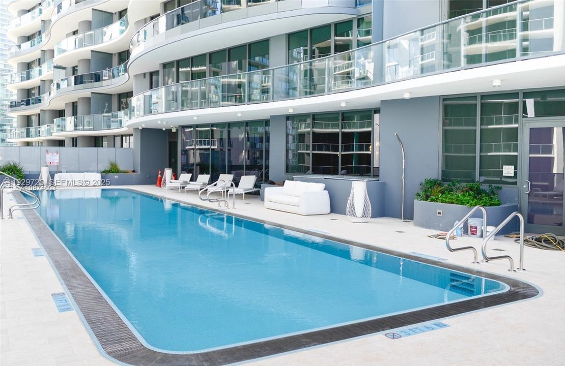 For Rent: $5,000 (1 beds, 1 baths, 839 Square Feet)