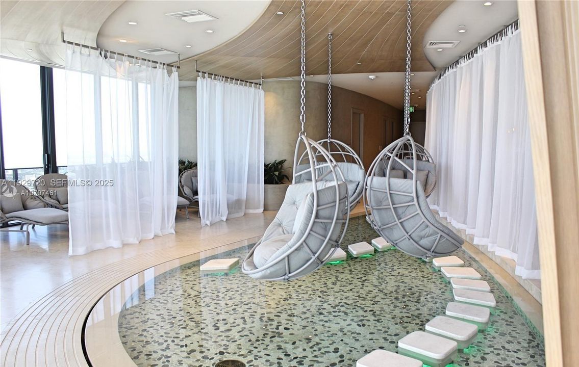 For Rent: $5,000 (1 beds, 1 baths, 839 Square Feet)