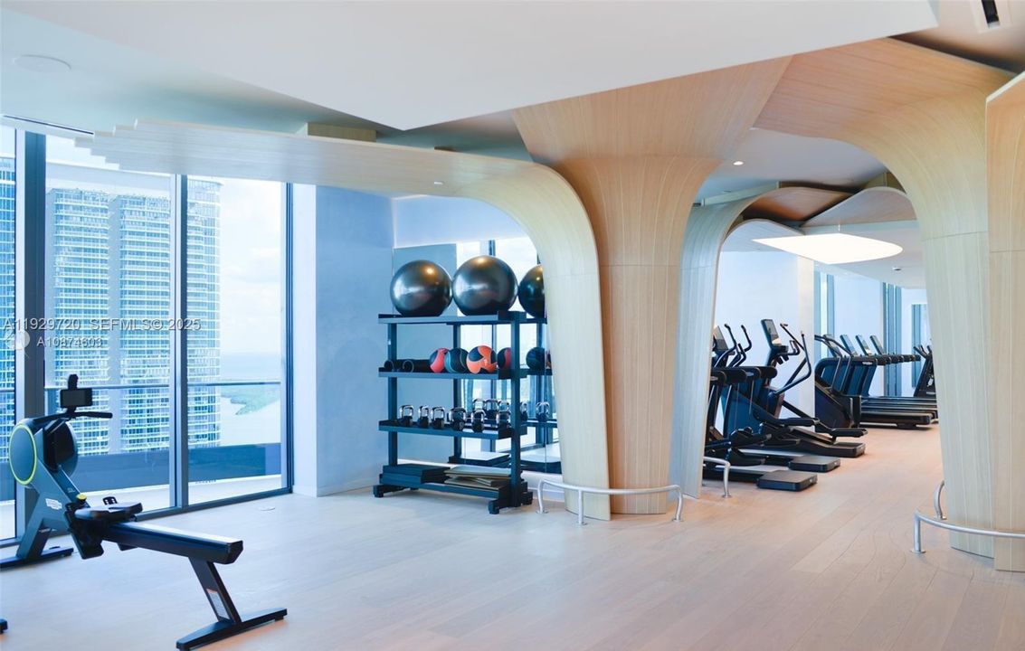 For Rent: $5,000 (1 beds, 1 baths, 839 Square Feet)