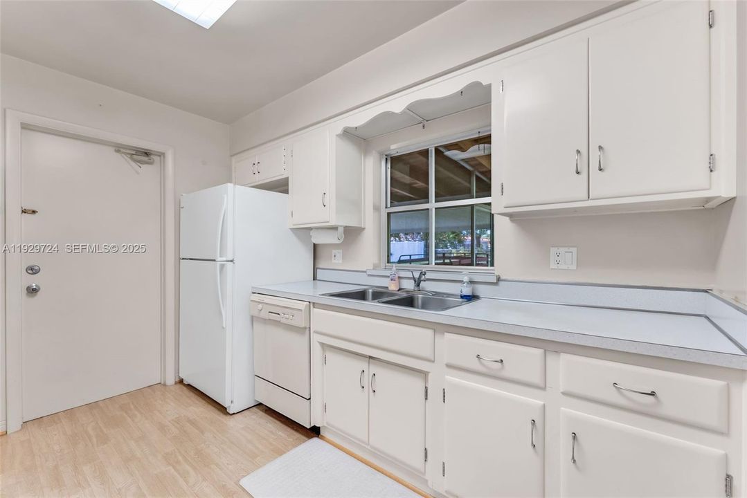 待售: $999,900 (3 贝兹, 2 浴室, 1296 平方英尺)