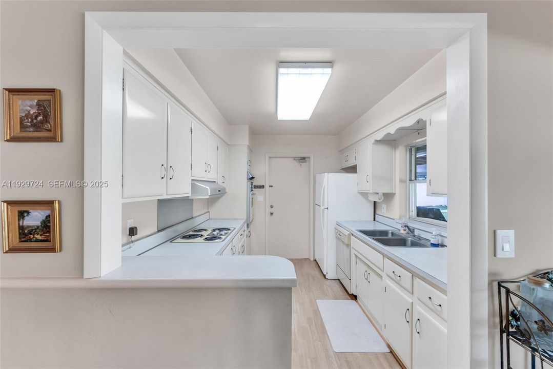 待售: $999,900 (3 贝兹, 2 浴室, 1296 平方英尺)