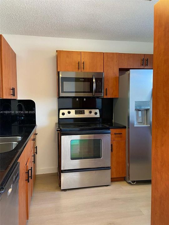 En Venta: $230,000 (2 camas, 2 baños, 832 Pies cuadrados)