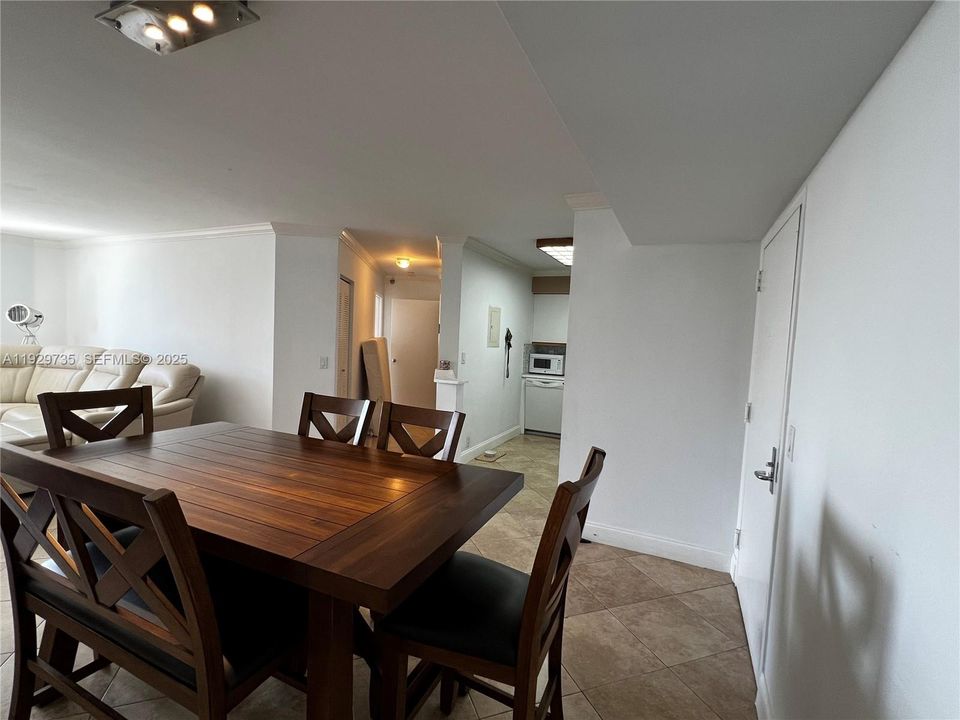 For Sale: $412,000 (2 beds, 2 baths, 1181 Square Feet)