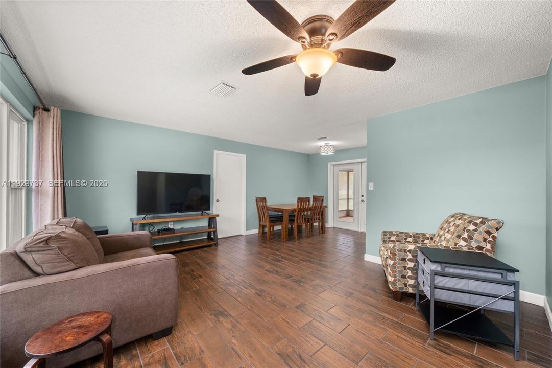 待售: $245,000 (3 贝兹, 2 浴室, 1289 平方英尺)