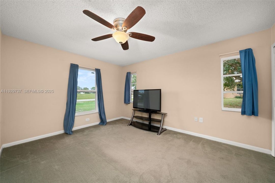 待售: $245,000 (3 贝兹, 2 浴室, 1289 平方英尺)