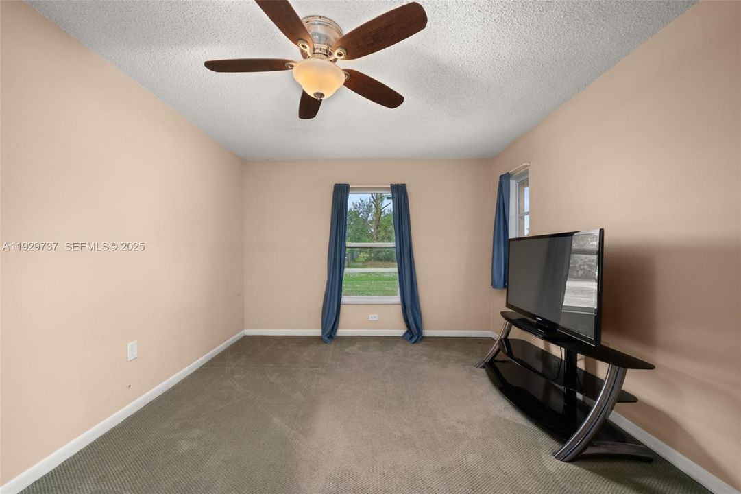 待售: $245,000 (3 贝兹, 2 浴室, 1289 平方英尺)