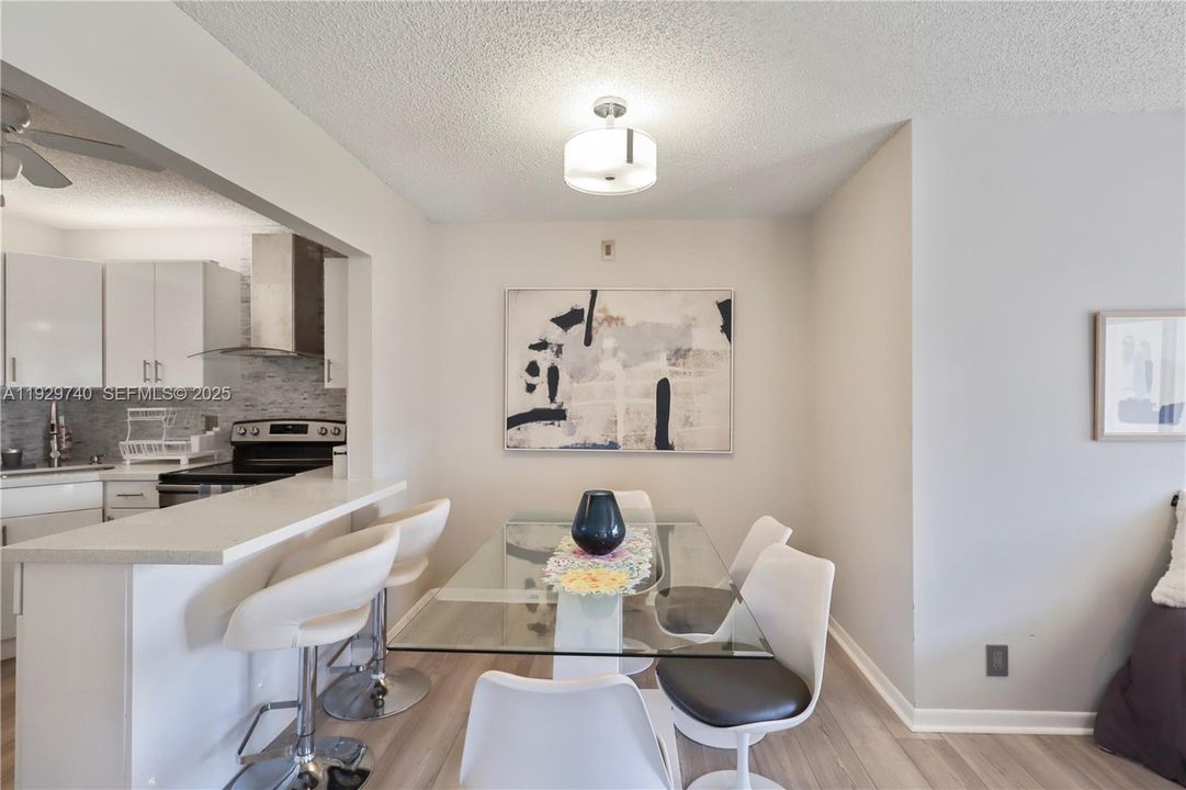 For Rent: $1,900 (2 beds, 2 baths, 937 Square Feet)