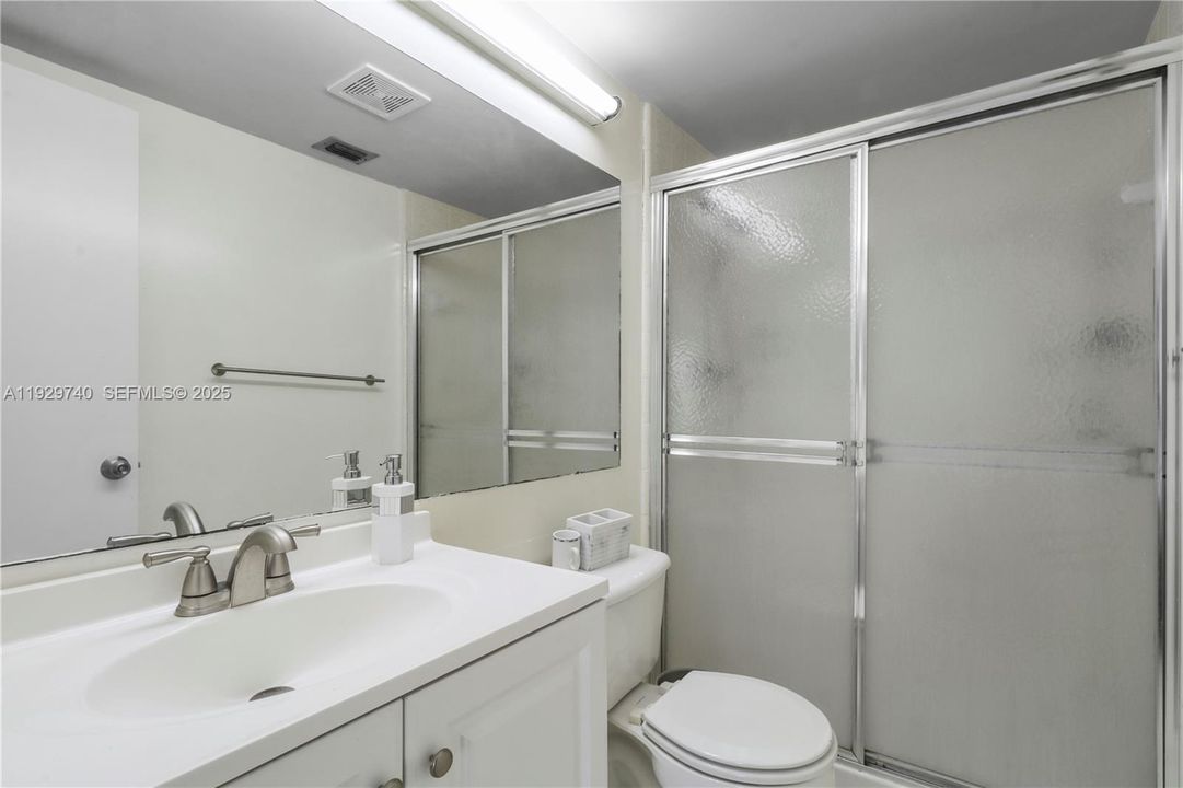 For Rent: $1,900 (2 beds, 2 baths, 937 Square Feet)