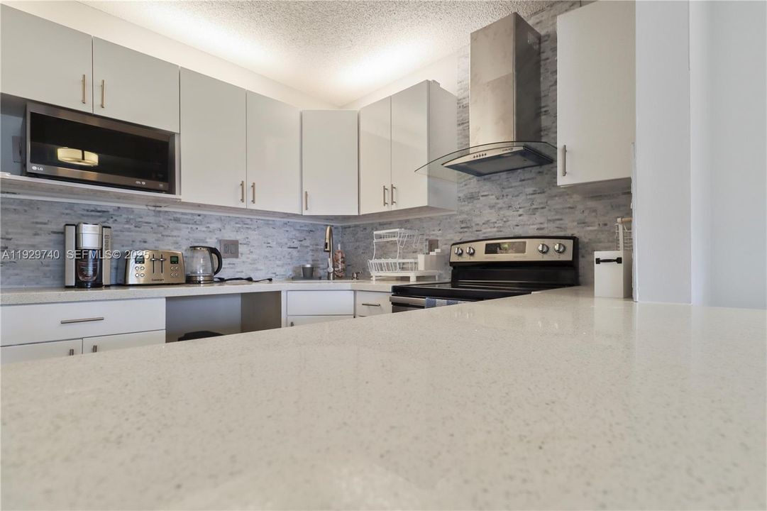 For Rent: $1,900 (2 beds, 2 baths, 937 Square Feet)