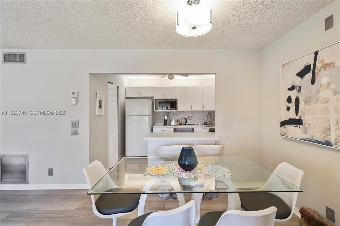 For Rent: $1,900 (2 beds, 2 baths, 937 Square Feet)