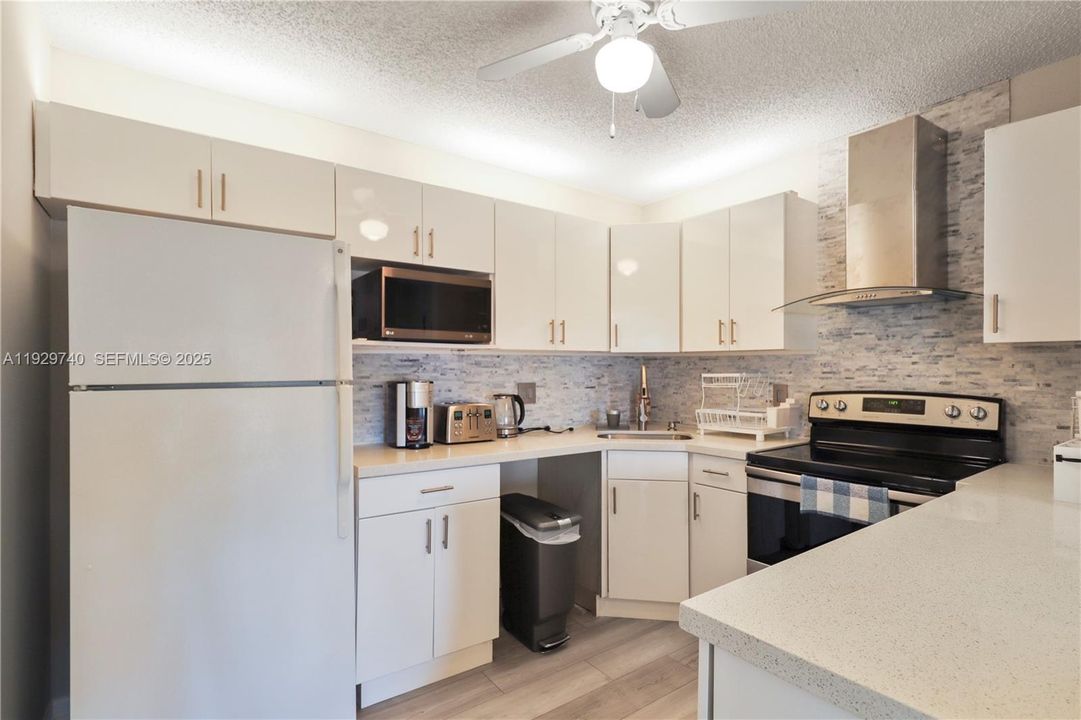 For Rent: $1,900 (2 beds, 2 baths, 937 Square Feet)