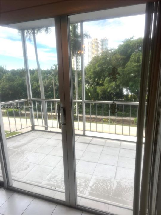 En Venta: $295,000 (2 camas, 2 baños, 1135 Pies cuadrados)