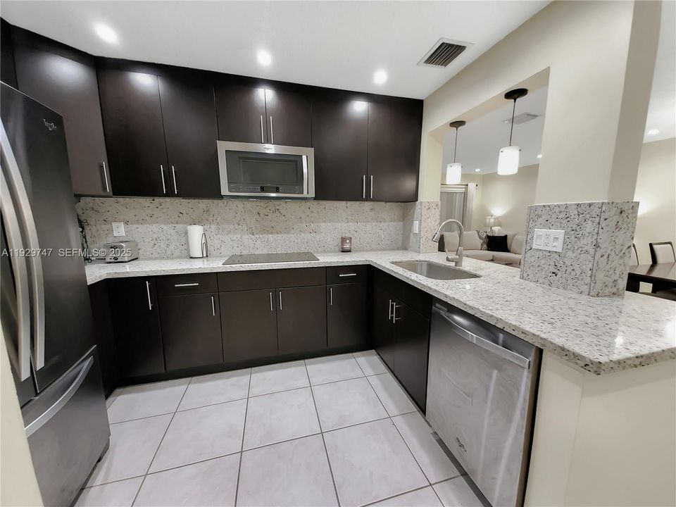 For Rent: $2,500 (3 beds, 2 baths, 1120 Square Feet)