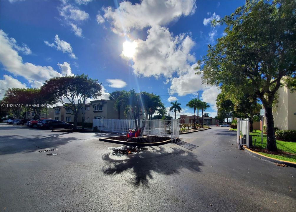 For Rent: $2,500 (3 beds, 2 baths, 1120 Square Feet)