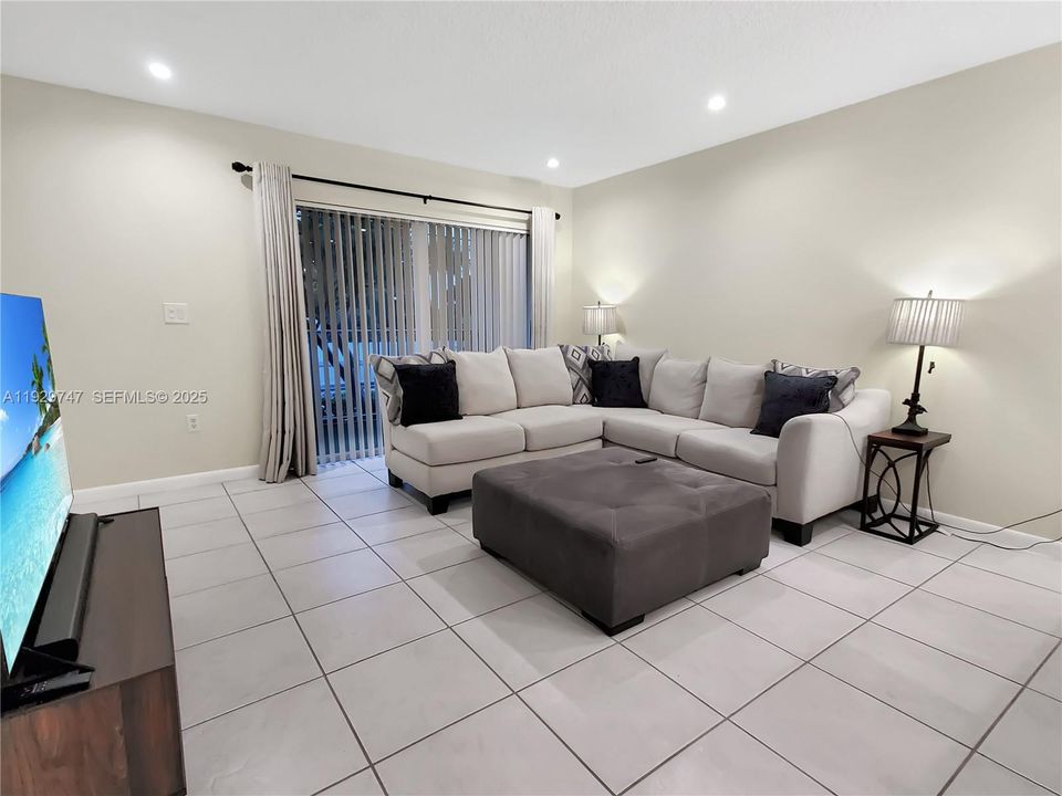 For Rent: $2,500 (3 beds, 2 baths, 1120 Square Feet)