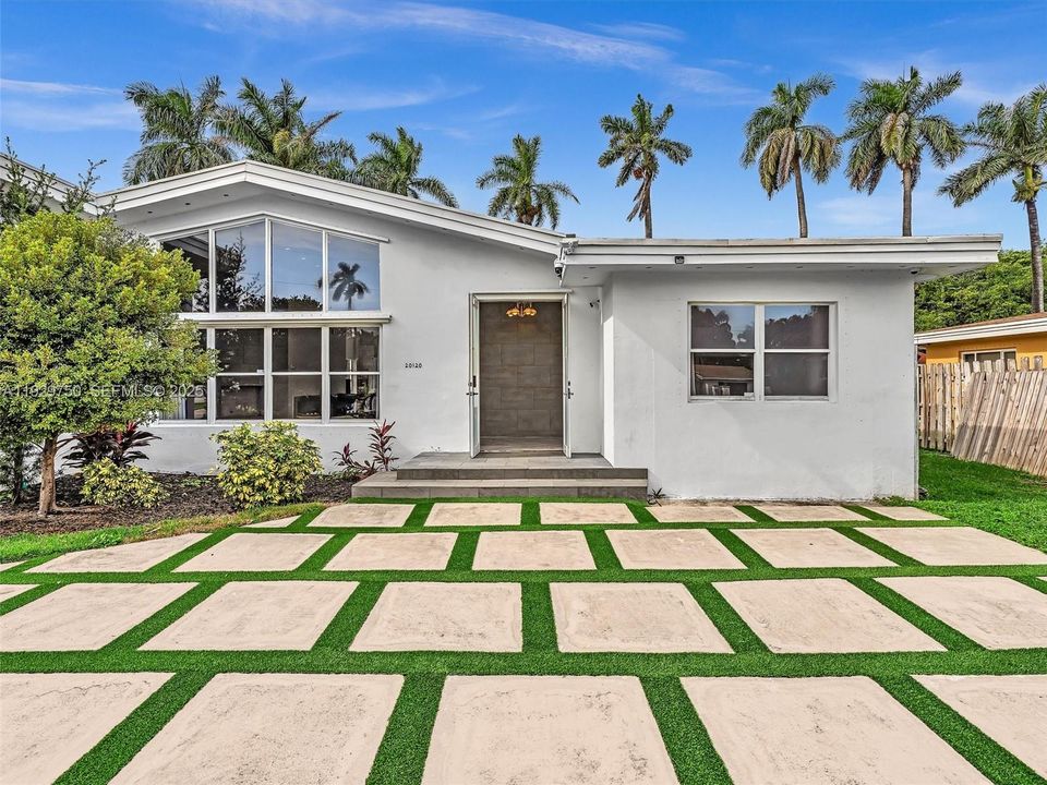 出租: $6,500 (4 贝兹, 3 浴室, 2106 平方英尺)