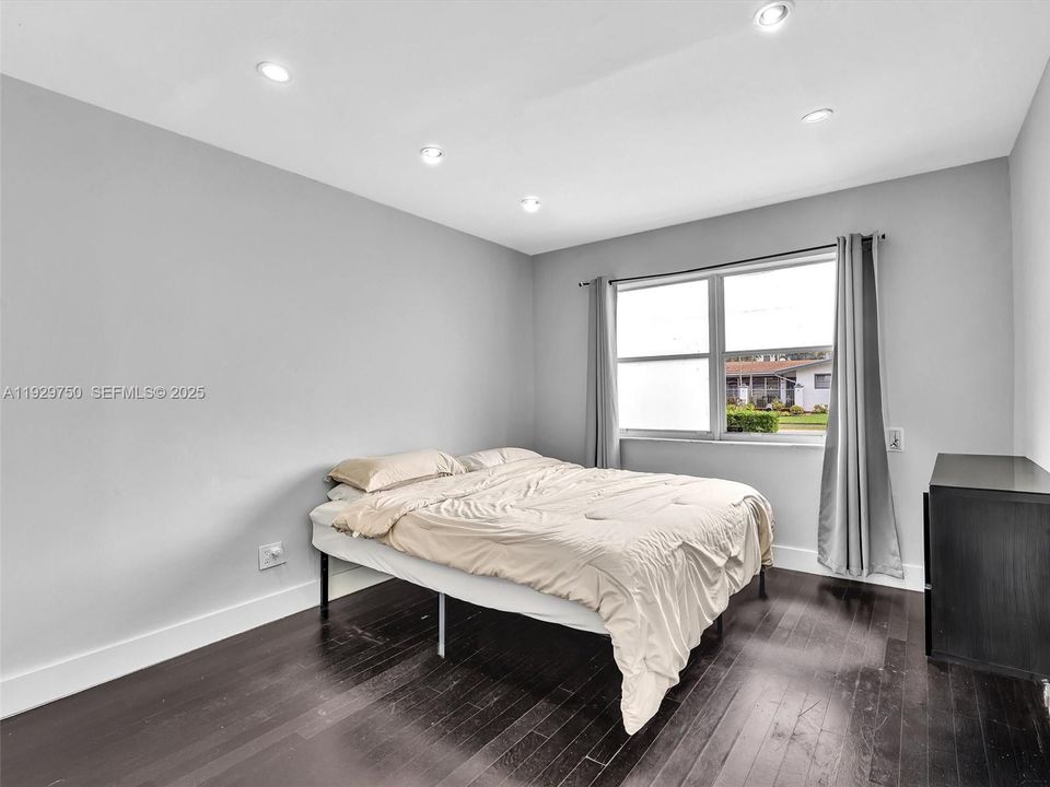 出租: $6,500 (4 贝兹, 3 浴室, 2106 平方英尺)