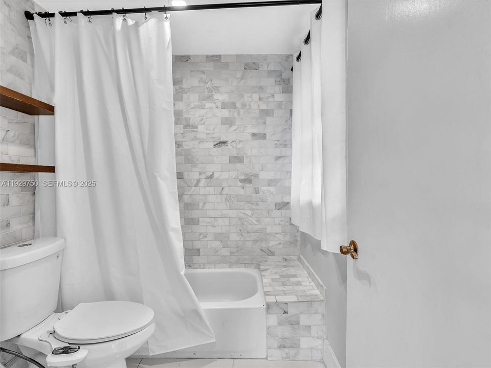 出租: $6,500 (4 贝兹, 3 浴室, 2106 平方英尺)