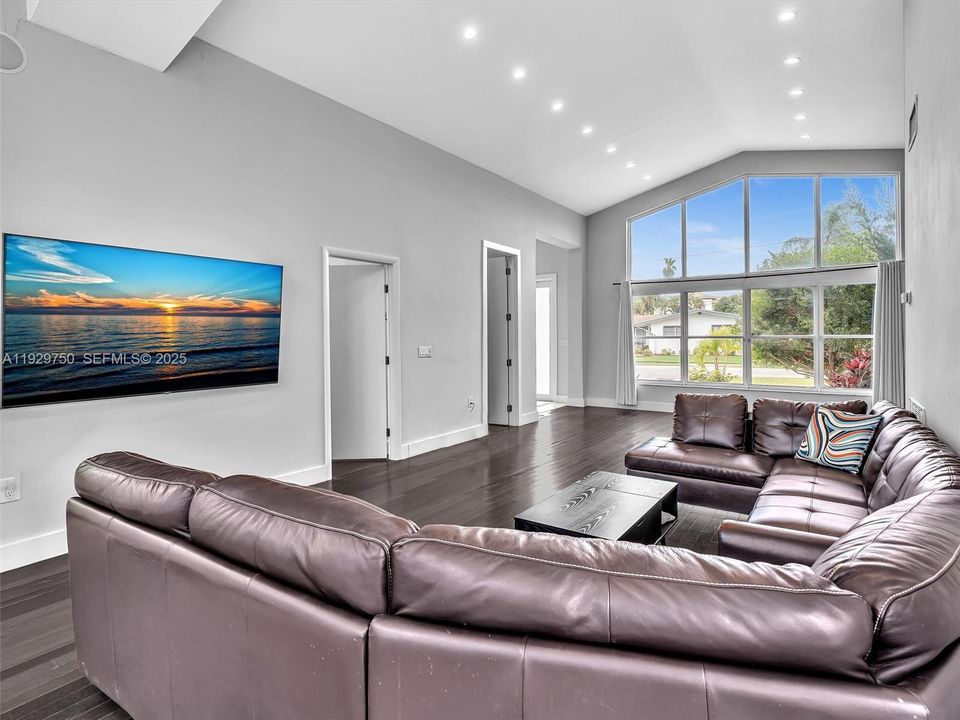 出租: $6,500 (4 贝兹, 3 浴室, 2106 平方英尺)