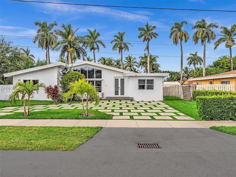 出租: $6,500 (4 贝兹, 3 浴室, 2106 平方英尺)