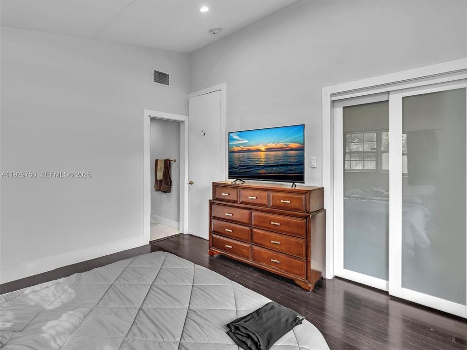 出租: $6,500 (4 贝兹, 3 浴室, 2106 平方英尺)