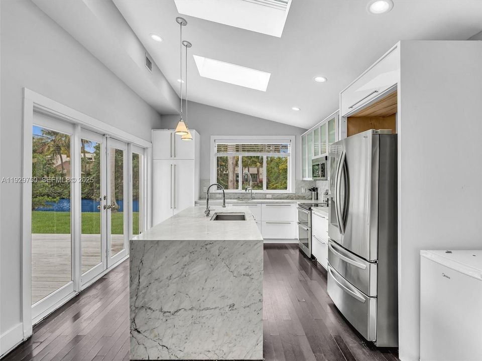 出租: $6,500 (4 贝兹, 3 浴室, 2106 平方英尺)