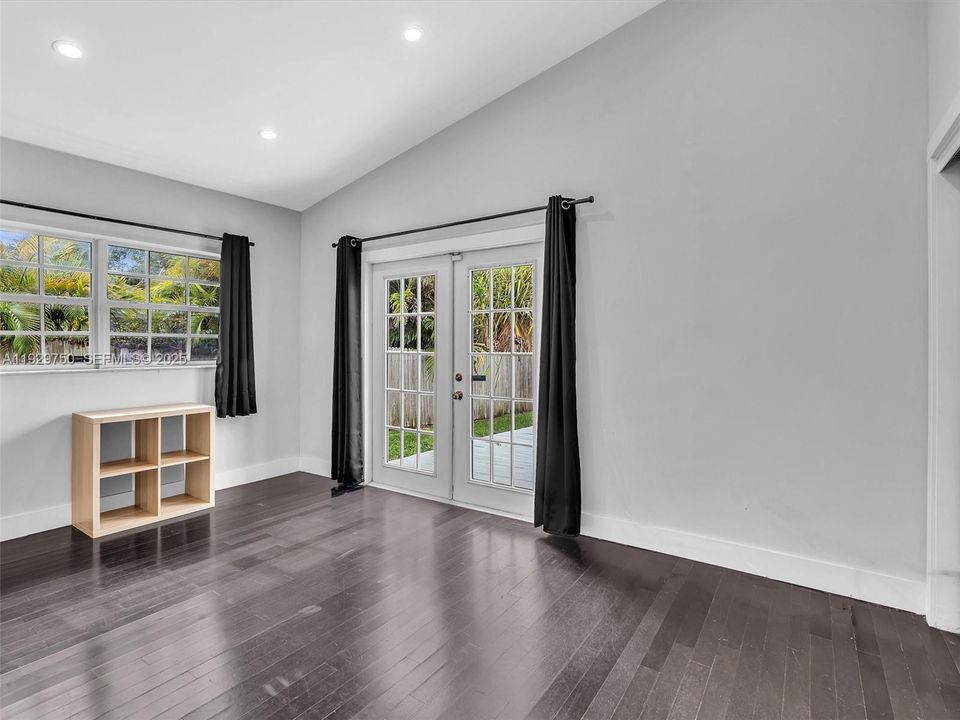 出租: $6,500 (4 贝兹, 3 浴室, 2106 平方英尺)