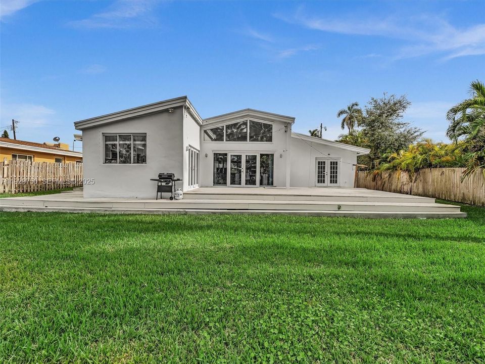 出租: $6,500 (4 贝兹, 3 浴室, 2106 平方英尺)