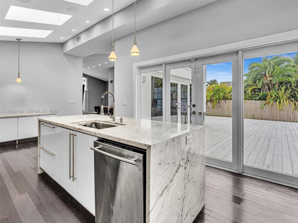 出租: $6,500 (4 贝兹, 3 浴室, 2106 平方英尺)