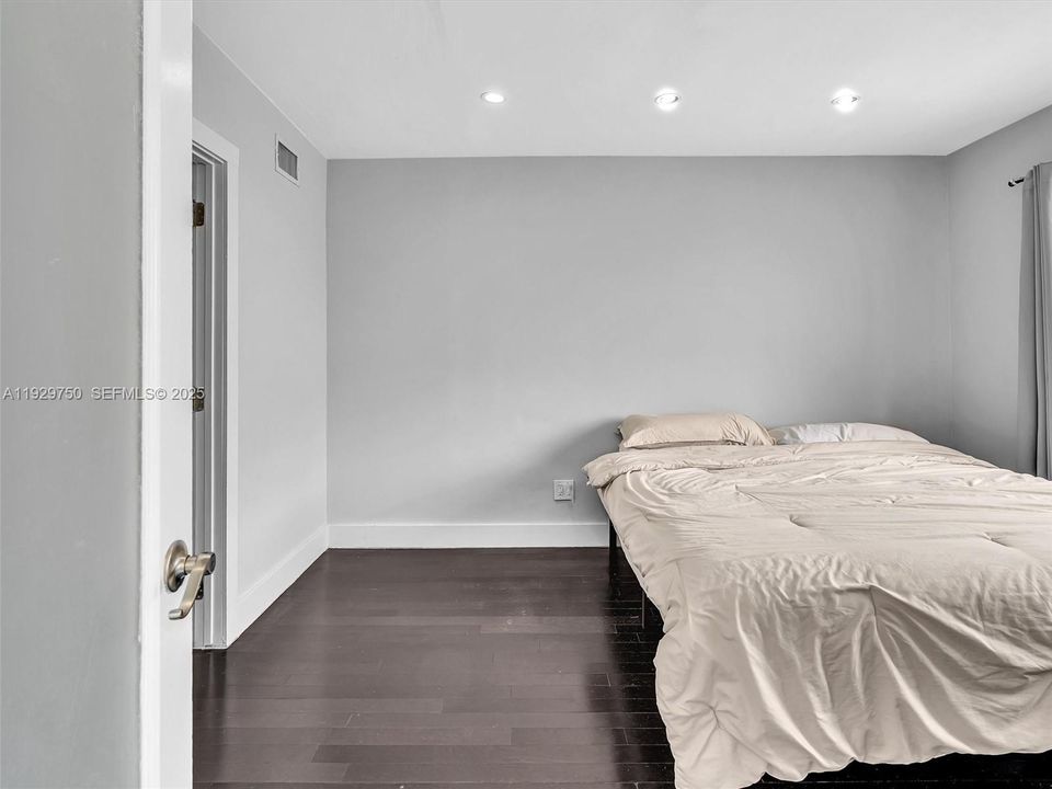 出租: $6,500 (4 贝兹, 3 浴室, 2106 平方英尺)