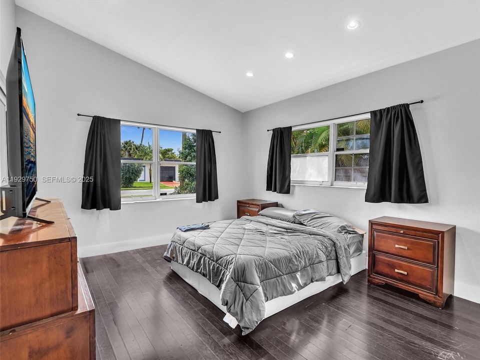 出租: $6,500 (4 贝兹, 3 浴室, 2106 平方英尺)