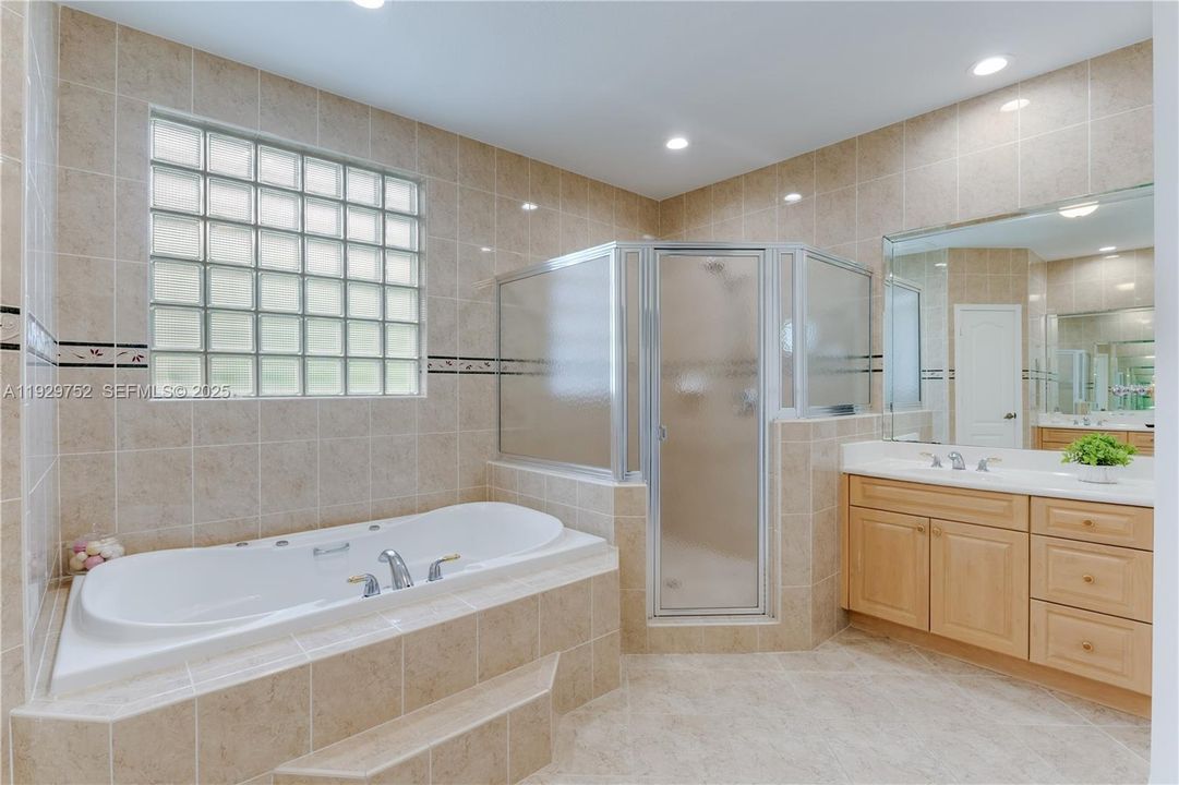 En Venta: $1,050,000 (4 camas, 3 baños, 2275 Pies cuadrados)