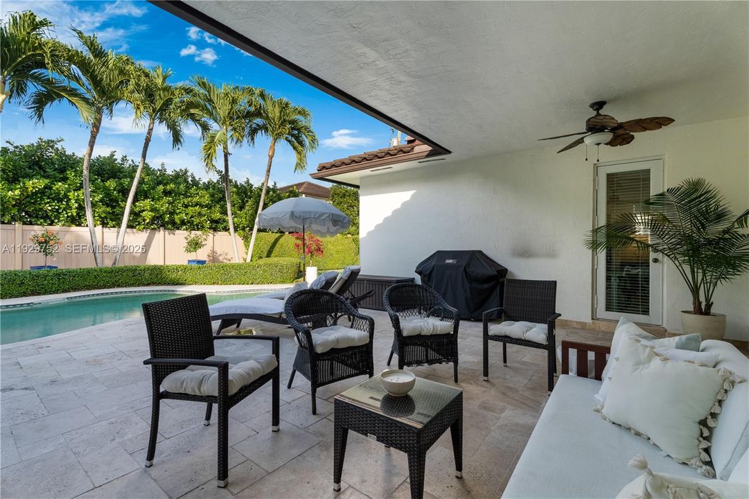 En Venta: $1,050,000 (4 camas, 3 baños, 2275 Pies cuadrados)