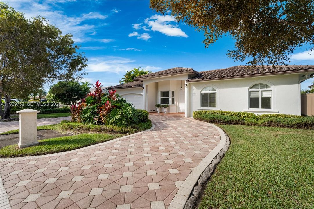 En Venta: $1,050,000 (4 camas, 3 baños, 2275 Pies cuadrados)