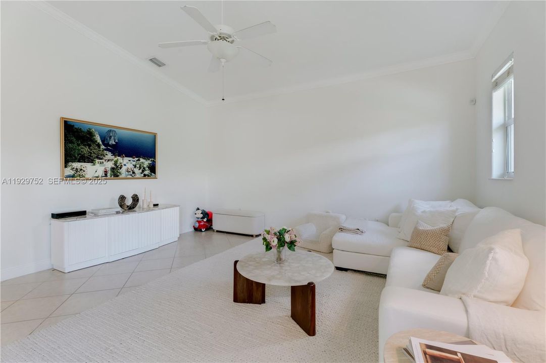 En Venta: $1,050,000 (4 camas, 3 baños, 2275 Pies cuadrados)