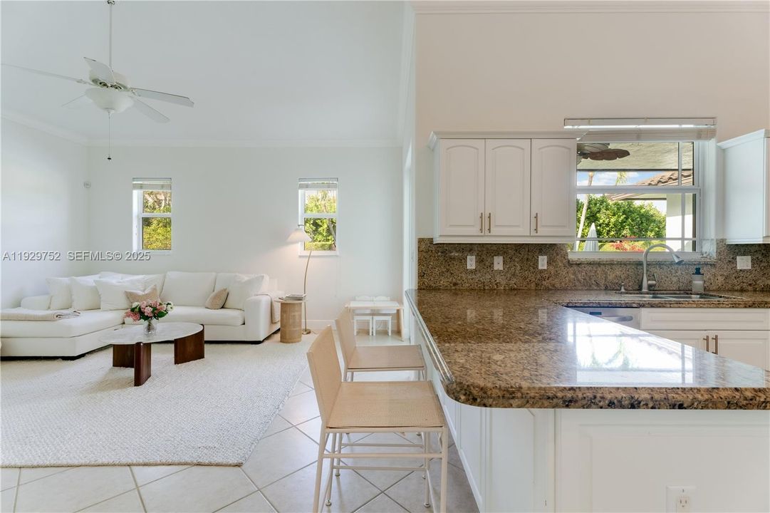 En Venta: $1,050,000 (4 camas, 3 baños, 2275 Pies cuadrados)