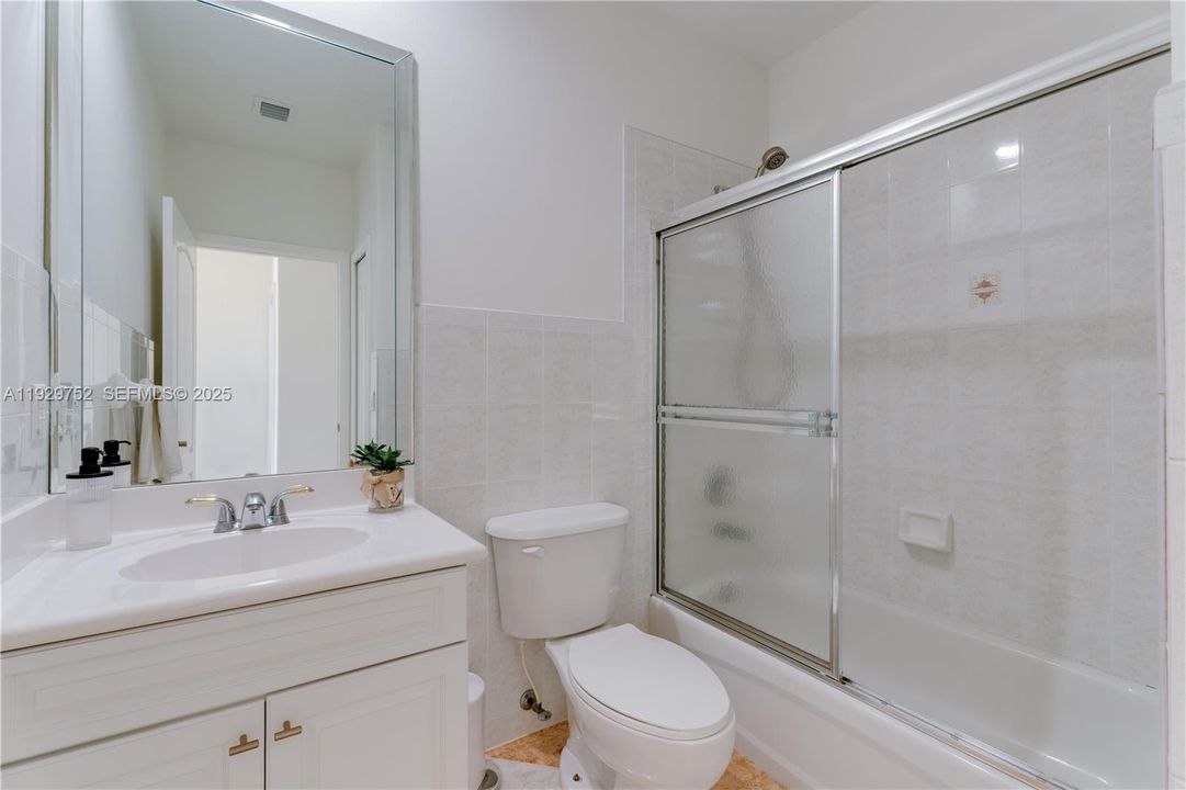 En Venta: $1,050,000 (4 camas, 3 baños, 2275 Pies cuadrados)