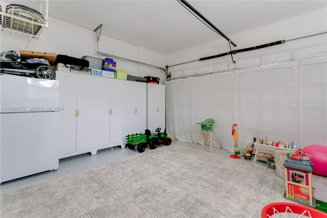 En Venta: $1,050,000 (4 camas, 3 baños, 2275 Pies cuadrados)