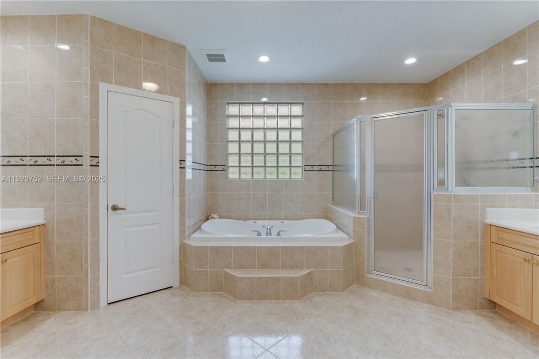 En Venta: $1,050,000 (4 camas, 3 baños, 2275 Pies cuadrados)